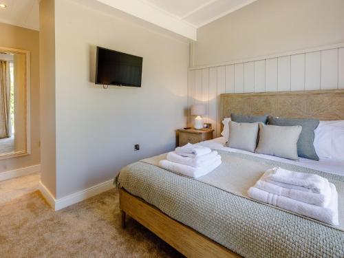 Postel nebo postele na pokoji v ubytování 2 Bed in Ludlow 78024