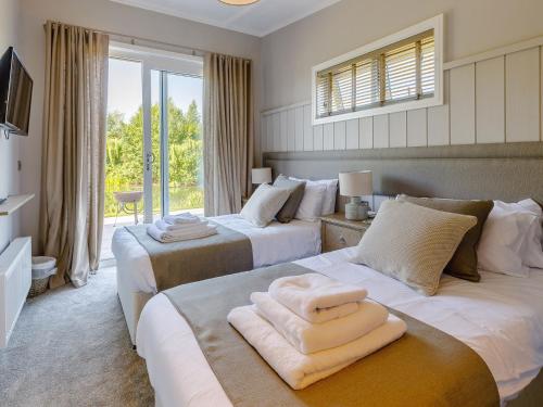 Postel nebo postele na pokoji v ubytování 2 Bed in Ludlow 78024
