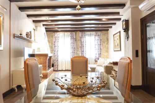 a living room with a dining table and chairs at Casa La Muralla de Alarcón in Alarcón