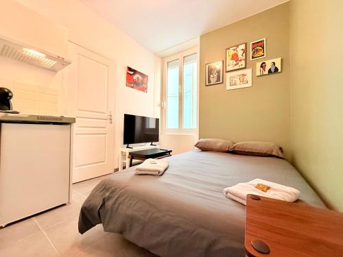 une chambre avec un grand lit avec des serviettes dessus dans l'établissement Studio rénové au pied de la Gare Viotte, à Besançon