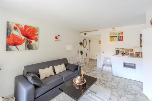 un salon avec un canapé et une table dans l'établissement Central T2 Cannes Suquet - terrasse - WIFI - Clim, à Cannes