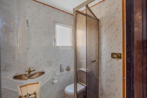 une salle de bain avec toilettes, lavabo et douche dans l'établissement Central T2 Cannes Suquet - terrasse - WIFI - Clim, à Cannes