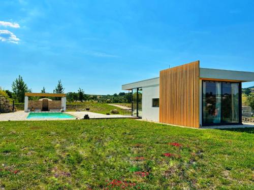 Bazén v ubytování Rêver - Glamping and Villa nebo v jeho okolí