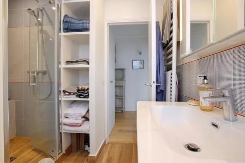 une salle de bain avec un lavabo et une douche dans l'établissement Stunning flat with terrasse - Trocadéro, à Paris