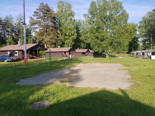 a dirt road in the middle of a yard at Chata Ještěrka in Doksy