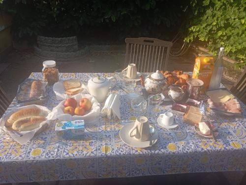 een blauwe en witte tafel met eten erop bij Small Luxury Bed & Breakfast in La Spezia