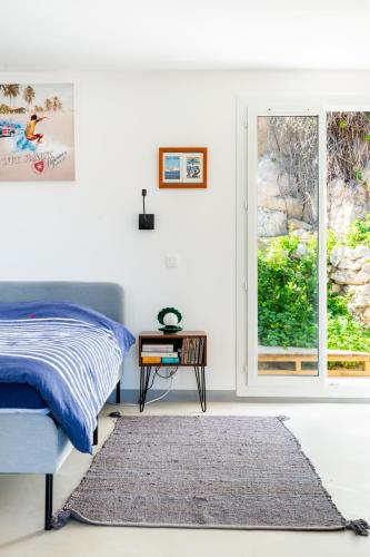 une chambre avec un lit et une fenêtre dans l'établissement Maison de charme au coeur des Goudes 5 pers, à Marseille