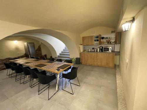 Un comedor y una cocina con mesa y sillas. en Princo Apartments, en Hunedoara