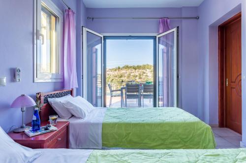 Un dormitorio con una cama y un balcón con una mesa. en Villa Constantina Meganisi, en Meganisi