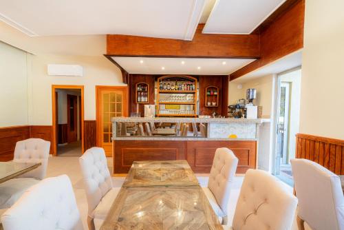 une salle à manger avec une table et une cuisine dans l'établissement Hôtel 