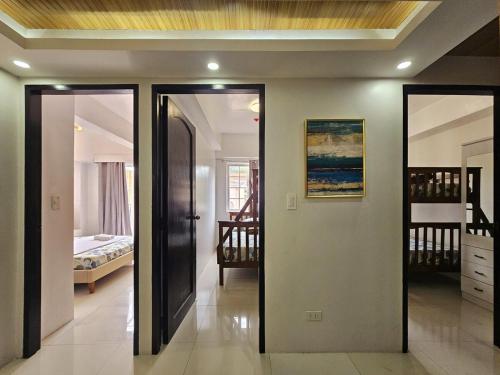 3Bedroom unit in MinesView Parkにあるベッド