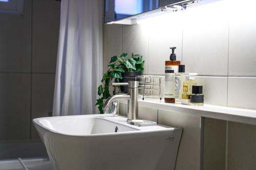 a bathroom with a sink and a mirror at 종로 동대문 3룸 아파트 in Seoul