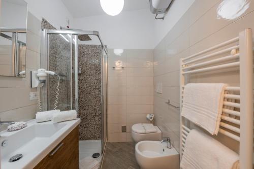 a bathroom with a shower and a toilet and a sink at Ca' di Moi - HOMY 5 TERRE in Volastra