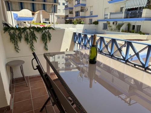 En balkon eller terrasse på Modern Apt by Beach & Old Town with pool