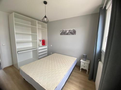 - une petite chambre avec un lit et un placard dans l'établissement Bel appartement 2 chambres, proche centre ville - parking, à Vals-près-le-Puy