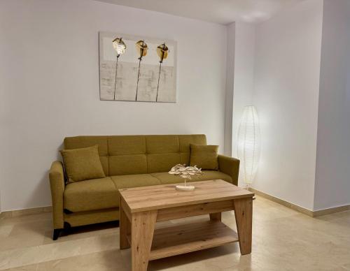 Et opholdsområde på Modern Apt by Beach & Old Town with pool