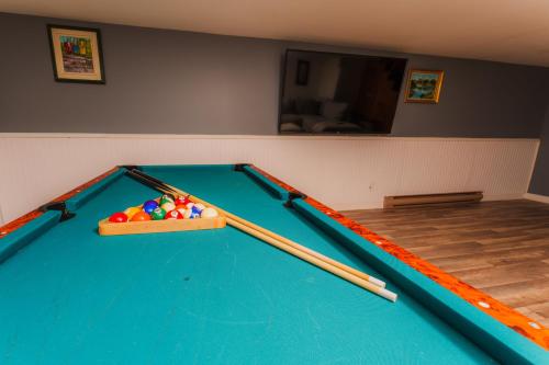 Ein Billardtisch in der Unterkunft Le Chalet Brun, jacuzzi en bord de lac