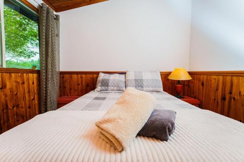 Ein Bett oder Betten in einem Zimmer der Unterkunft Le Chalet Brun, jacuzzi en bord de lac