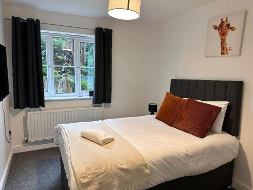 Ένα ή περισσότερα κρεβάτια σε δωμάτιο στο Rushden HUGE 6 Bed house with driveway