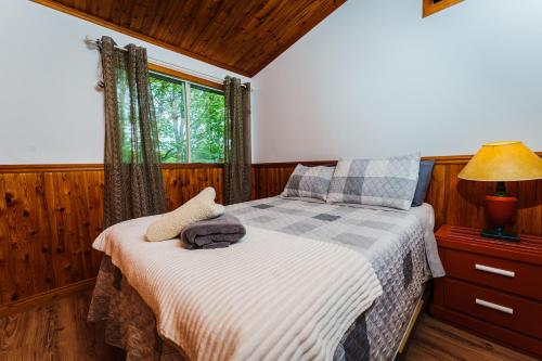 Ein Bett oder Betten in einem Zimmer der Unterkunft Le Chalet Brun, jacuzzi en bord de lac