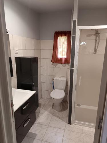 une salle de bain avec toilettes, lavabo et douche dans l'établissement La Casette, à Torreilles