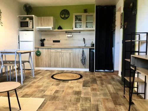 une cuisine ouverte avec une table et un comptoir dans l'établissement location studio Presqu'ile de Giens, à Hyères