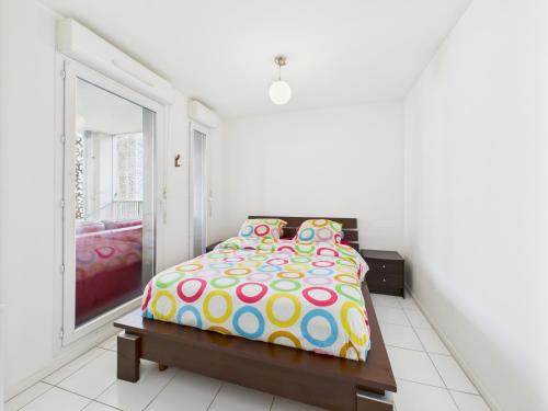 Ένα ή περισσότερα κρεβάτια σε δωμάτιο στο CosyHome in Paris, gare et terrasse