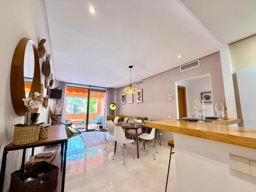 Sunny 2Bed Resort Style Apartment New Golden Mile Estepona FREE PARKING WIFI & AIRCON