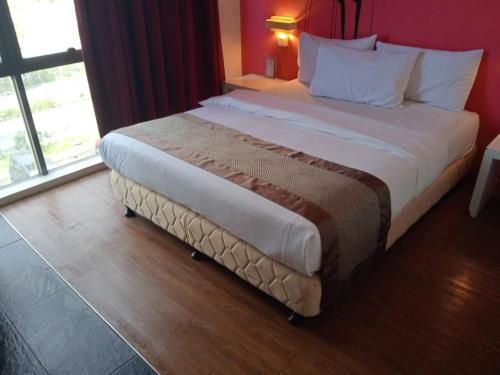 Ένα ή περισσότερα κρεβάτια σε δωμάτιο στο The Ardens Hotel - Danga Bay, Johor Bahru - Formerly Known As Zoom Inn Hotel