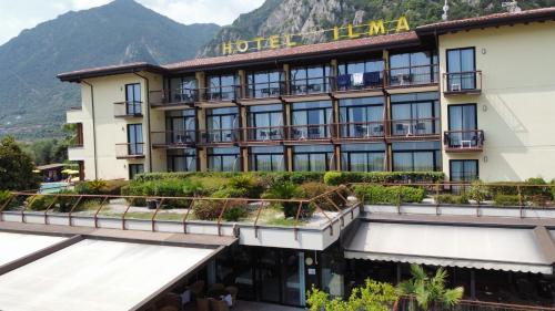 Nespecifikovaný výhled na hory nebo výhled na hory při pohledu z hotelu