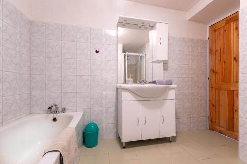 Koupelna v ubytování ROSE COTTAGE (sleeps 4)