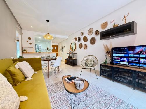 Sunny 2Bed Resort Style Apartment New Golden Mile Estepona FREE PARKING WIFI & AIRCON