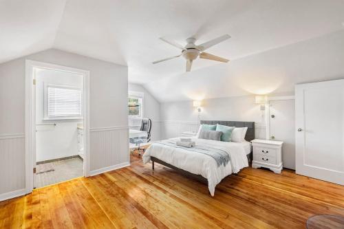 Ένα ή περισσότερα κρεβάτια σε δωμάτιο στο Santa Clara 5Br Home I Spacious backyard I Westfield