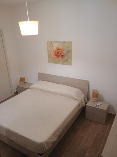 a bedroom with a bed and a painting on the wall at Il Giardino di Lia in Palermo