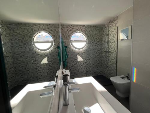 a bathroom with a sink and a toilet at Apartamento en Almuñécar con piscina comunitaria in Almuñécar