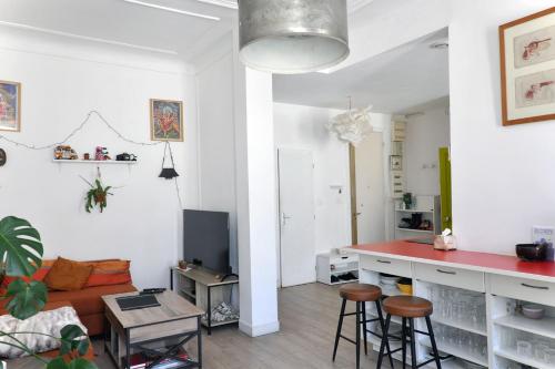 Il comprend une cuisine et un salon avec un comptoir rouge. dans l'établissement Bright apartment in the heart of Marseille, à Marseille