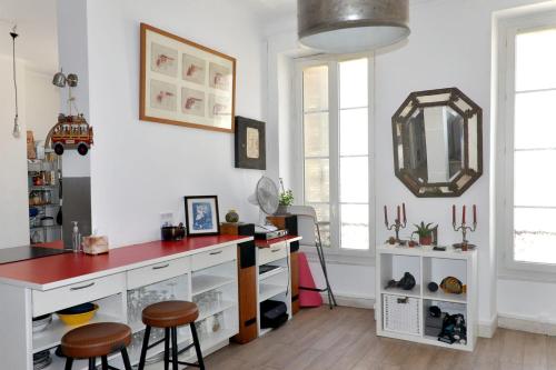 Cette chambre comprend un comptoir rouge et un miroir. dans l'établissement Bright apartment in the heart of Marseille, à Marseille