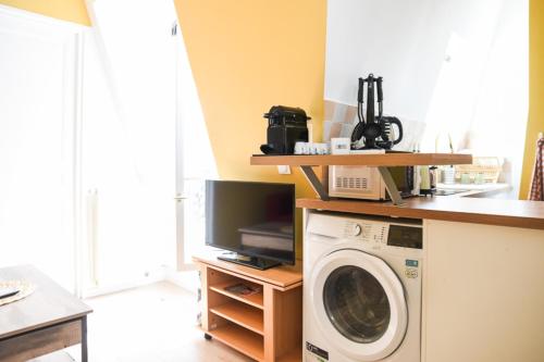 - une buanderie avec un lave-linge et une télévision dans l'établissement Apartment for 4 - near Square des Batignolles, à Paris