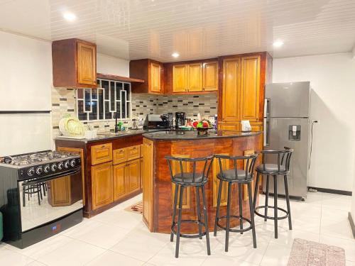 Кухня или мини-кухня в New Modern Apartment
