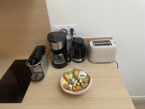 - un bol de nourriture sur un comptoir à côté d'une cafetière dans l'établissement Joli studio très lumineux - Bergerac Centre ville, à Bergerac