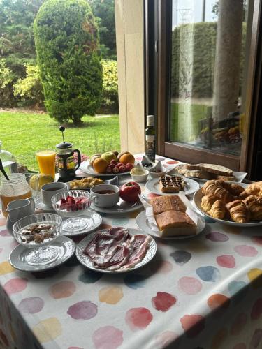 a table topped with plates of food on a table at Hospedería rural Santa Cruz in Socobio