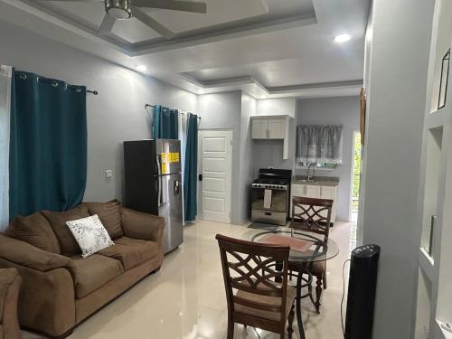 Кухня или мини-кухня в KOSC Retreat at Caymanas Estate
