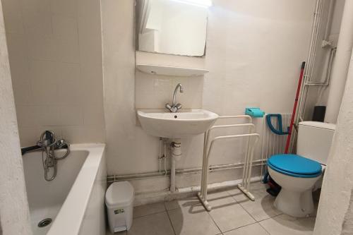 une salle de bain avec un lavabo, des toilettes et une baignoire dans l'établissement Bright apartment in the heart of Perpignan, à Perpignan