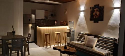 a living room with a couch and a kitchen at Jamadis in Tolú