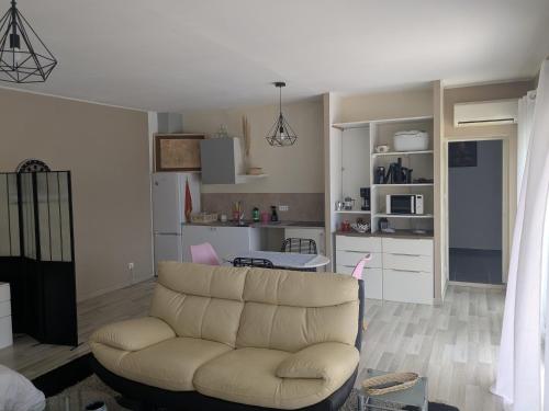 un soggiorno con divano e cucina di studio ensoleillé a Beaucaire