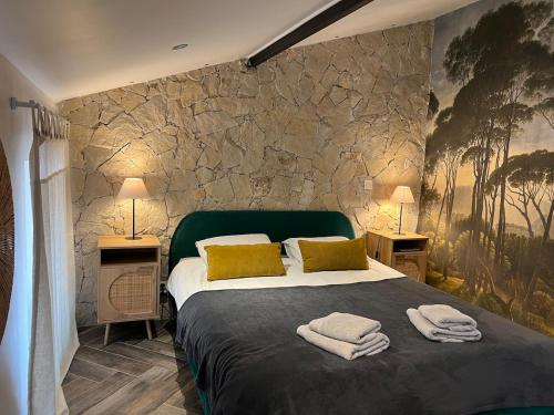 une chambre avec un grand lit avec des serviettes dessus dans l'établissement Beautiful new apartment, central, terrace, clim, au Plan-de-la-Tour