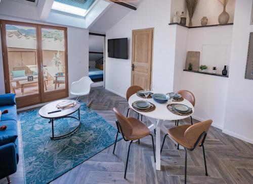 普朗德拉图尔Beautiful new apartment, central, terrace, clim的客厅里有一张白色的桌子和椅子