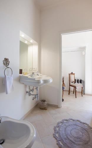 Ένα μπάνιο στο Relais Palazzo Cacace