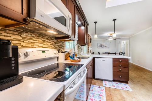 グリーンズボロにあるSouthern Charm 2BR Greensboro Nestのコンロ付きのキッチン シンクの横にあるトップオーブン