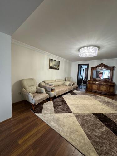 una sala de estar con un sofá y una alfombra en Kvartira pod kliuch, en Kobuleti